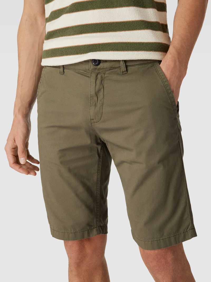 Slim Fit Bermudas mit französischen Eingrifftaschen in olivgrün