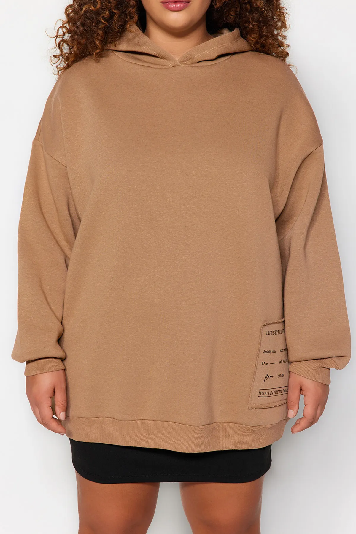 Trendyol Curve  Übergroßes Strick-Sweatshirt mit Stickereidetail in Nerz TBBAW24AO00018