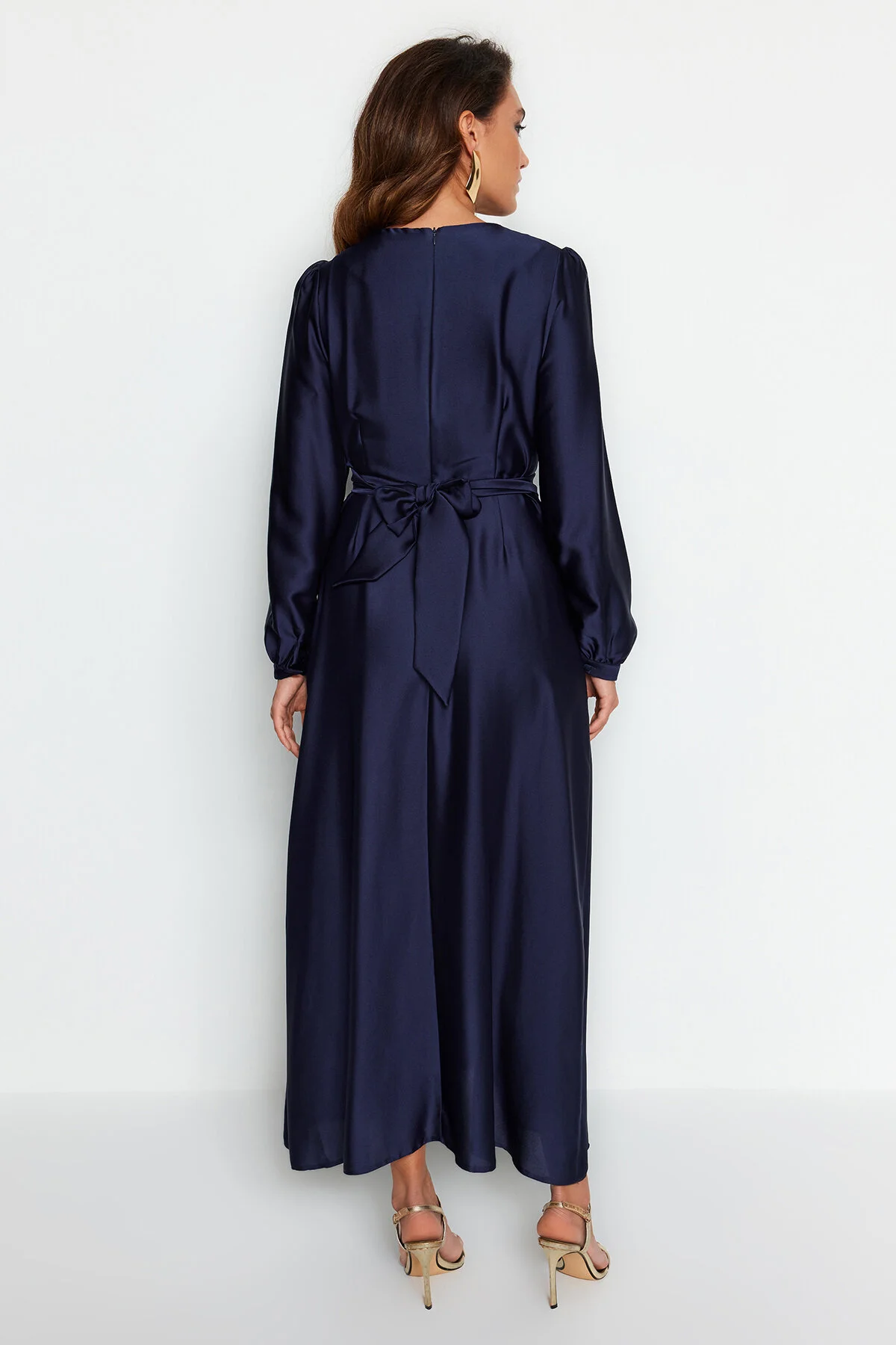 Trendyol Modest  Marineblaues Abendkleid aus Satin mit überkreuzten Bindedetails TCTAW22EB0105