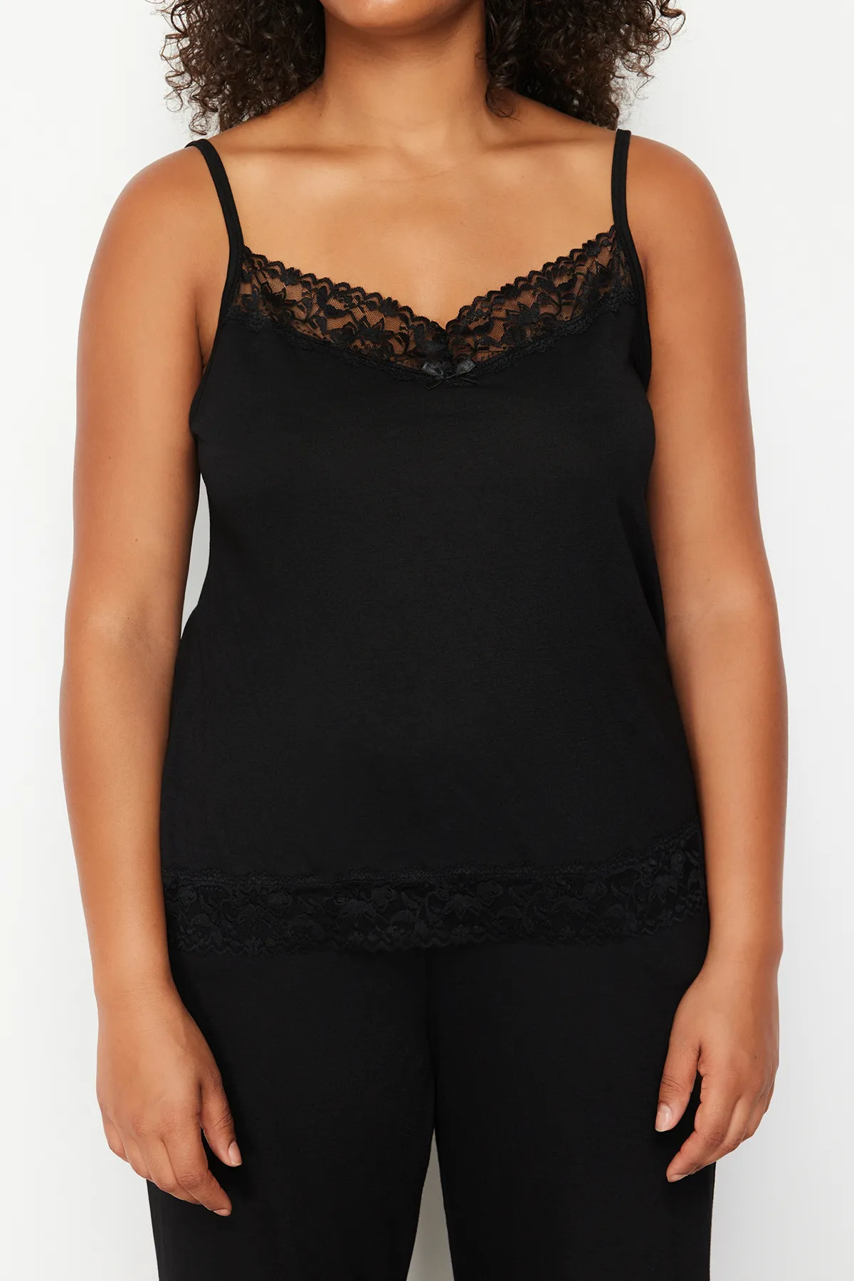 Trendyol Curve  Schwarzes, detailliertes Strickpyjama-Set mit Spitze TBSSS24AI00000