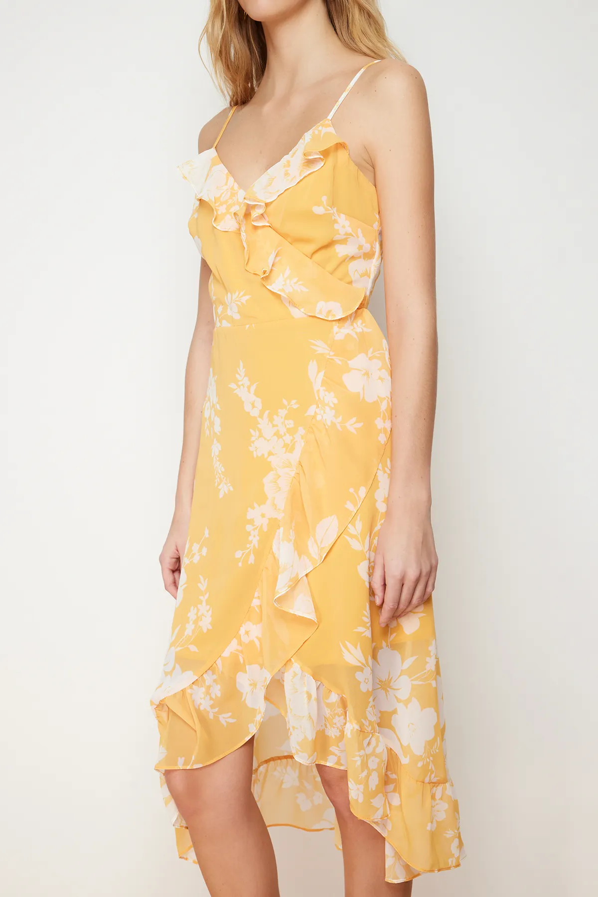 Trendyol Collection  Gelbes, zweireihiges, mit Rüschen versehenes, detailliertes Träger-Midi-Kleid mit Chiffon-Futter und Webstoff TWOSS19EL0375