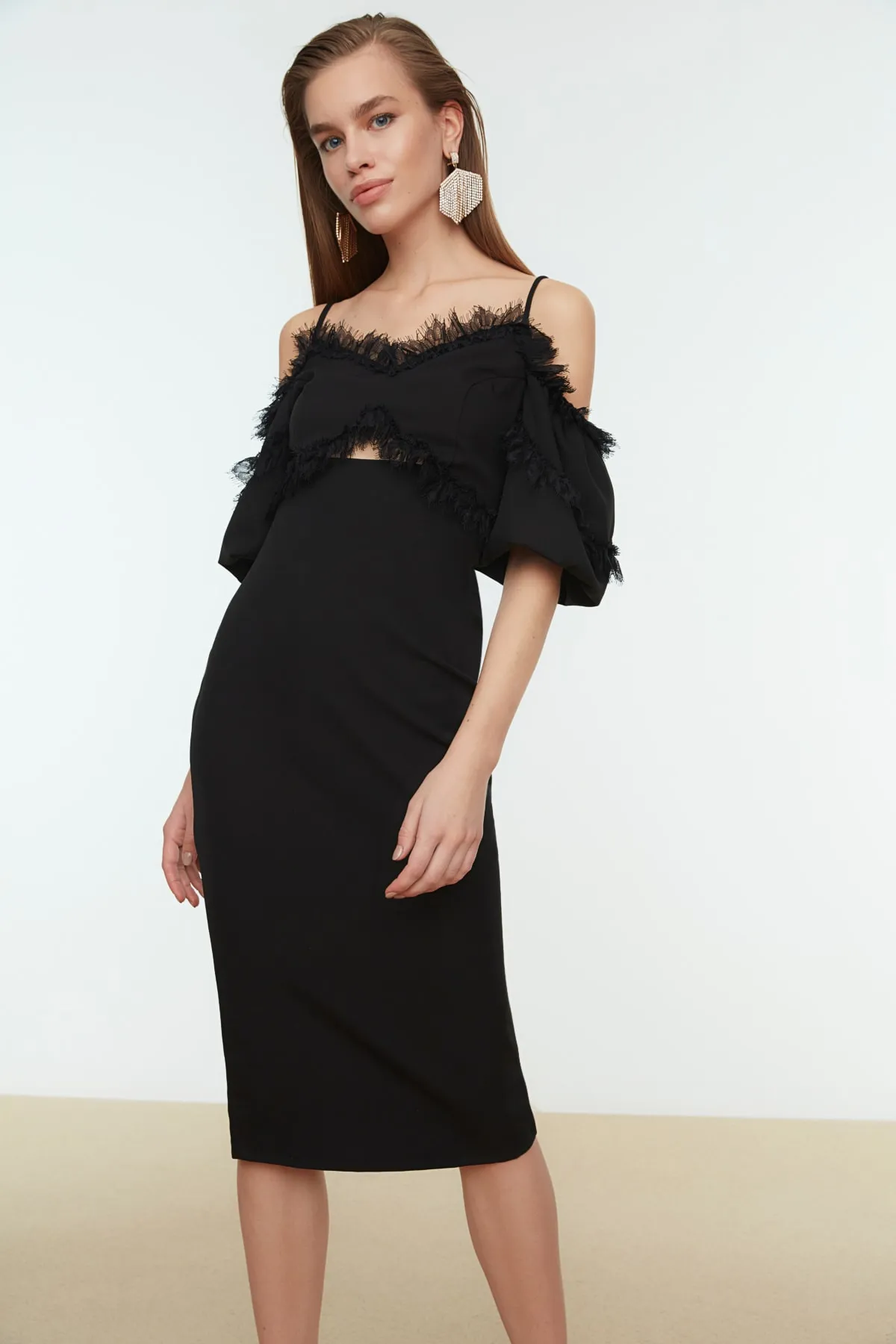 Trendyol Collection  Elegantes Abendkleid mit schwarzen Spitzendetails TPRSS20EL0015