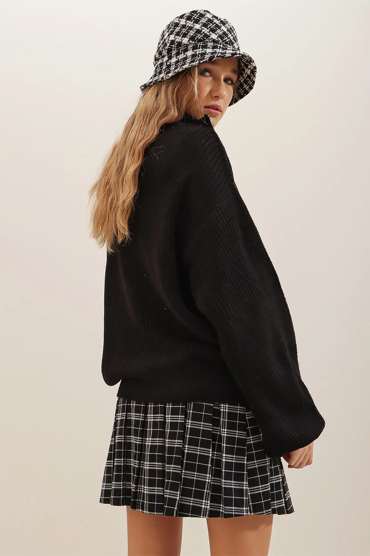 Trend Alaçatı Stili  Schwarzer Damen-Strickpullover Thessaloniki mit Stehkragen und Reißverschluss vorne ALC-X7222