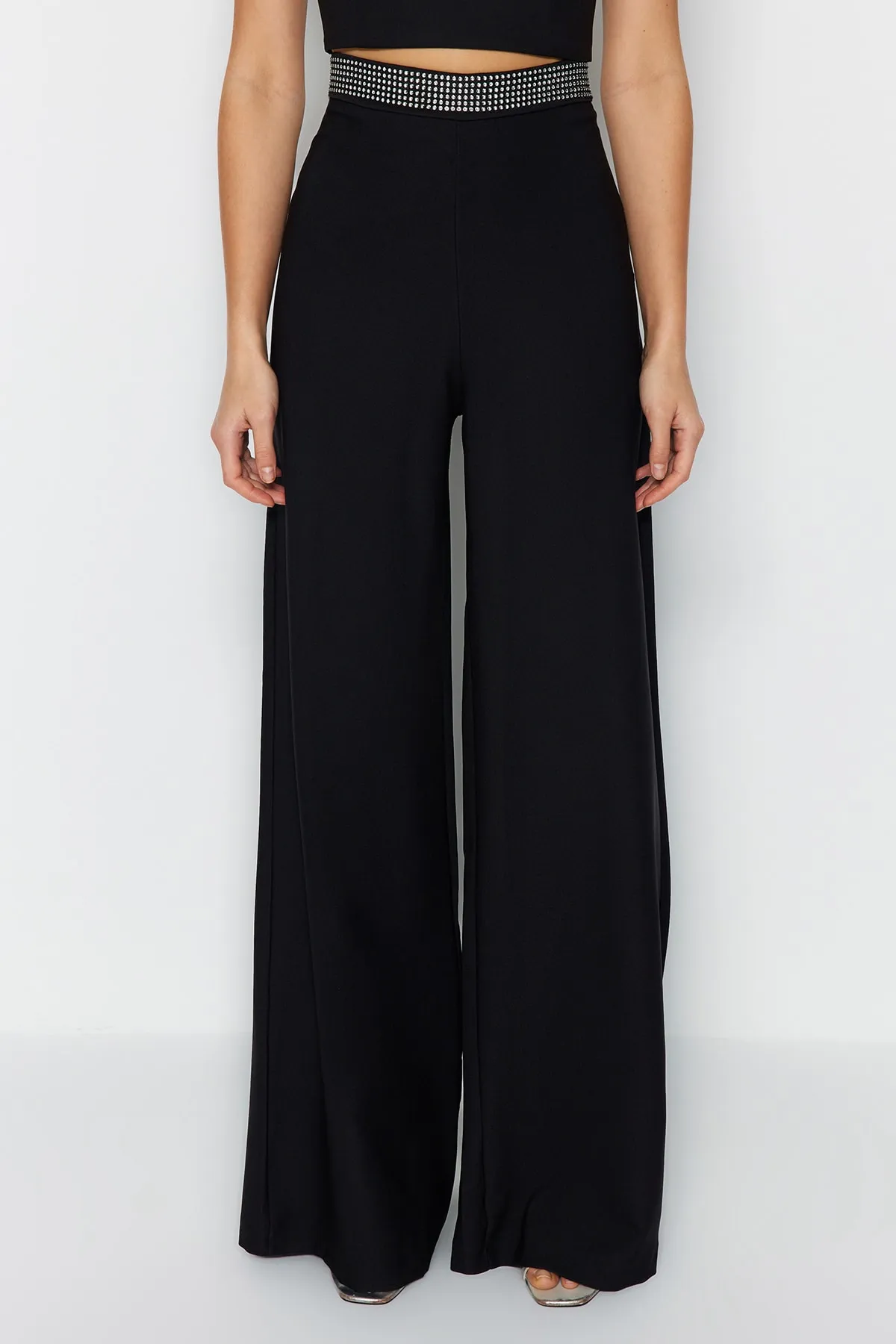 Trendyol Collection  Schwarze Hose mit Steingürtel und detailliertem Gürtel TPRSS23PL00042