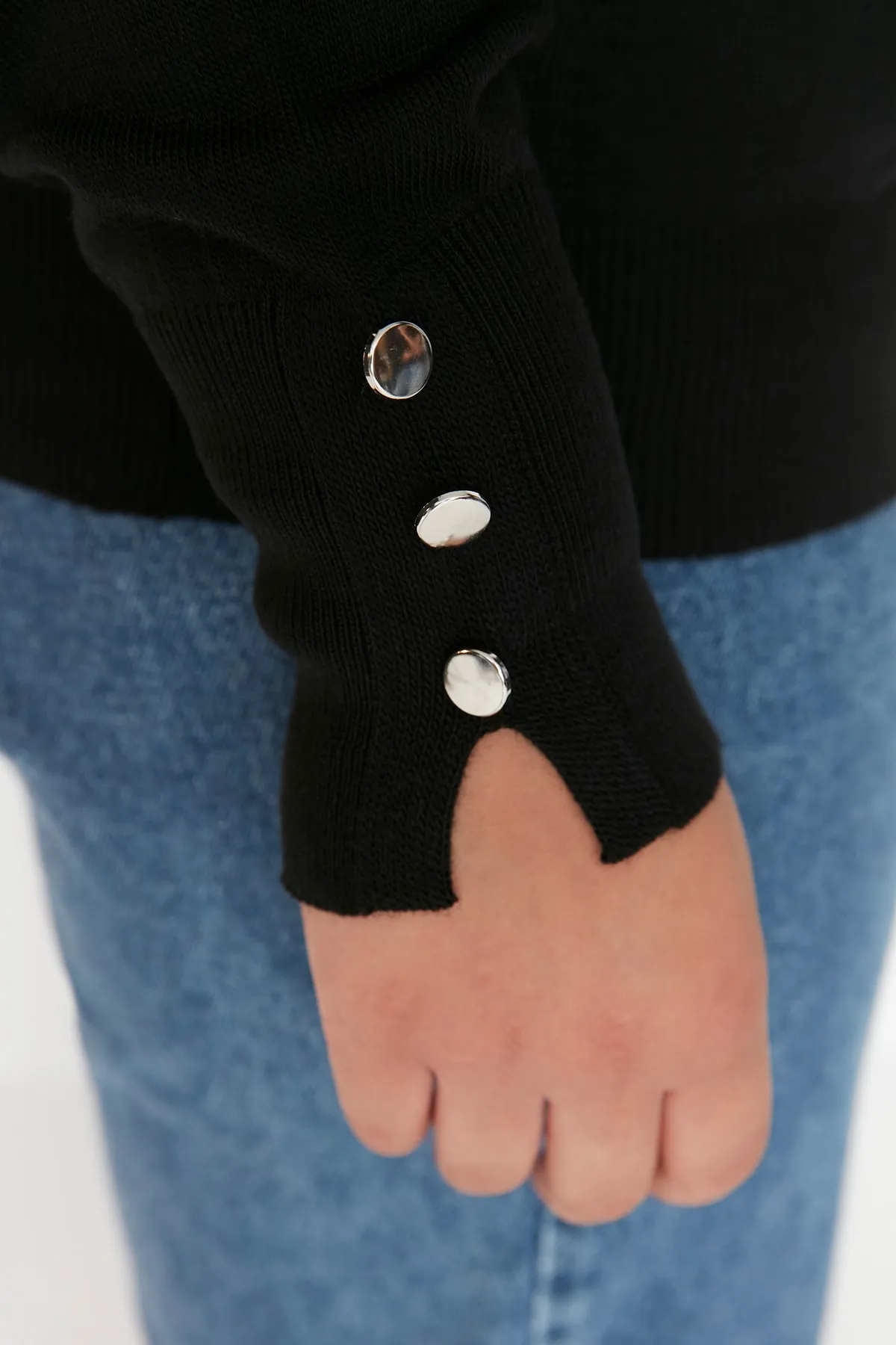 Trendyol Curve  Schwarzer Strickpullover mit V-Ausschnitt und Knöpfen
