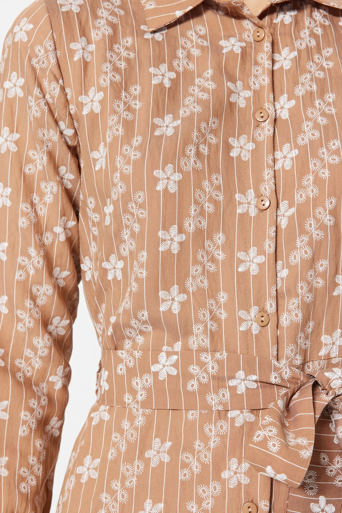 Trendyol Modest  Kamelfarbenes gewebtes Hemdblusenkleid mit Gürtel und Blumenmuster TCTSS23EB00068