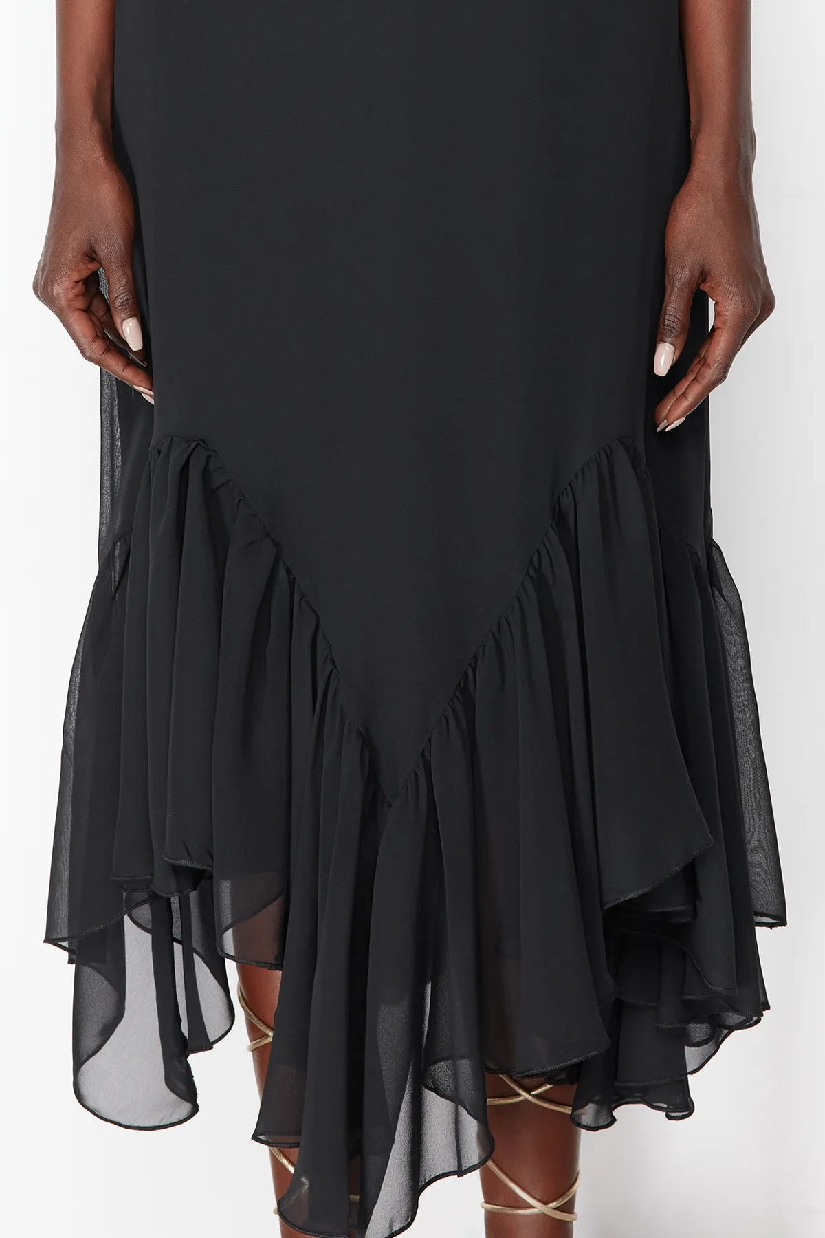 Trendyol Collection  Schwarzes Kleid mit Taillenöffnung/Skater-Rüschen TPRSS24EL00102