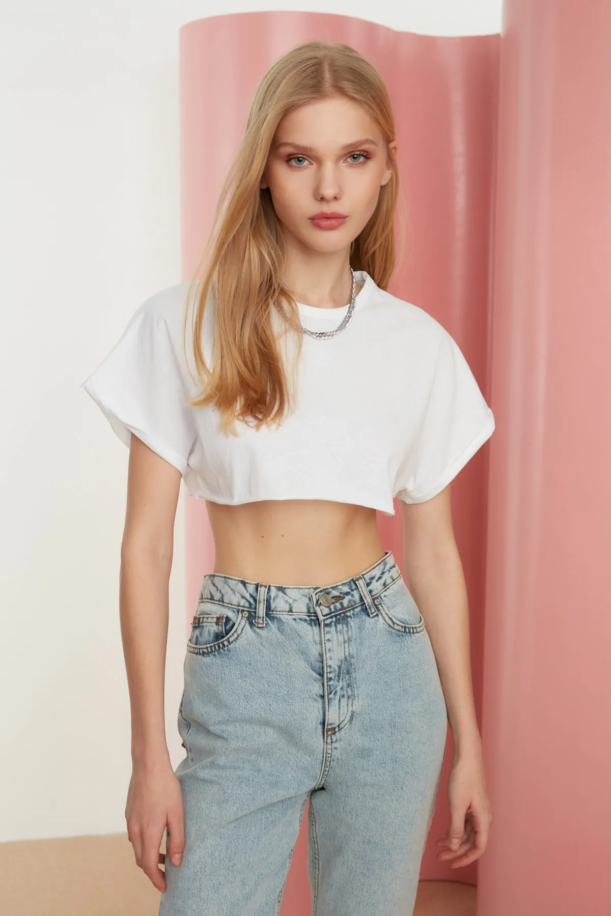 Trendyol Collection  Weißes Super-Crop-Strick-T-Shirt aus 100 % Baumwolle mit Rundhalsausschnitt TWOSS21TS0091