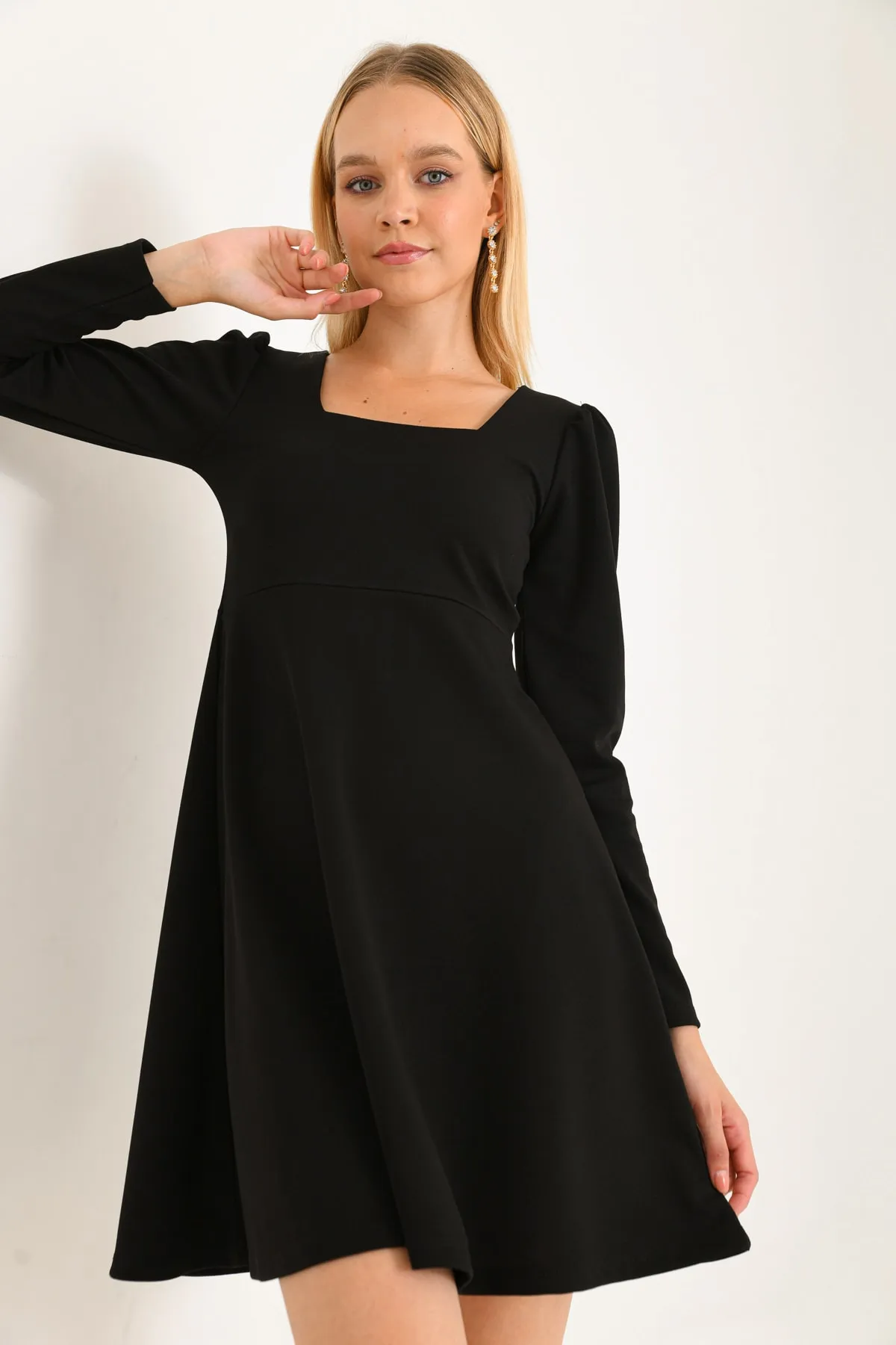 VOLT CLOTHİNG  Damen-Minikleid mit quadratischem Ausschnitt und langen Ärmeln