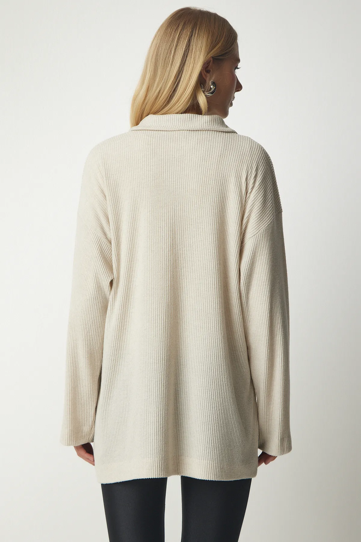 Happiness İstanbul  Cremefarbene Oversize-Stricktunika mit Rollkragen und Reißverschluss für Damen AH00149