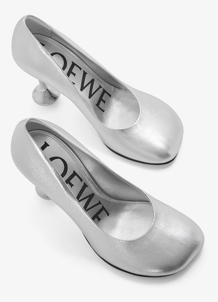 LOEWE-lelupumppu lampaannahkaa, jossa metallinen viimeistely