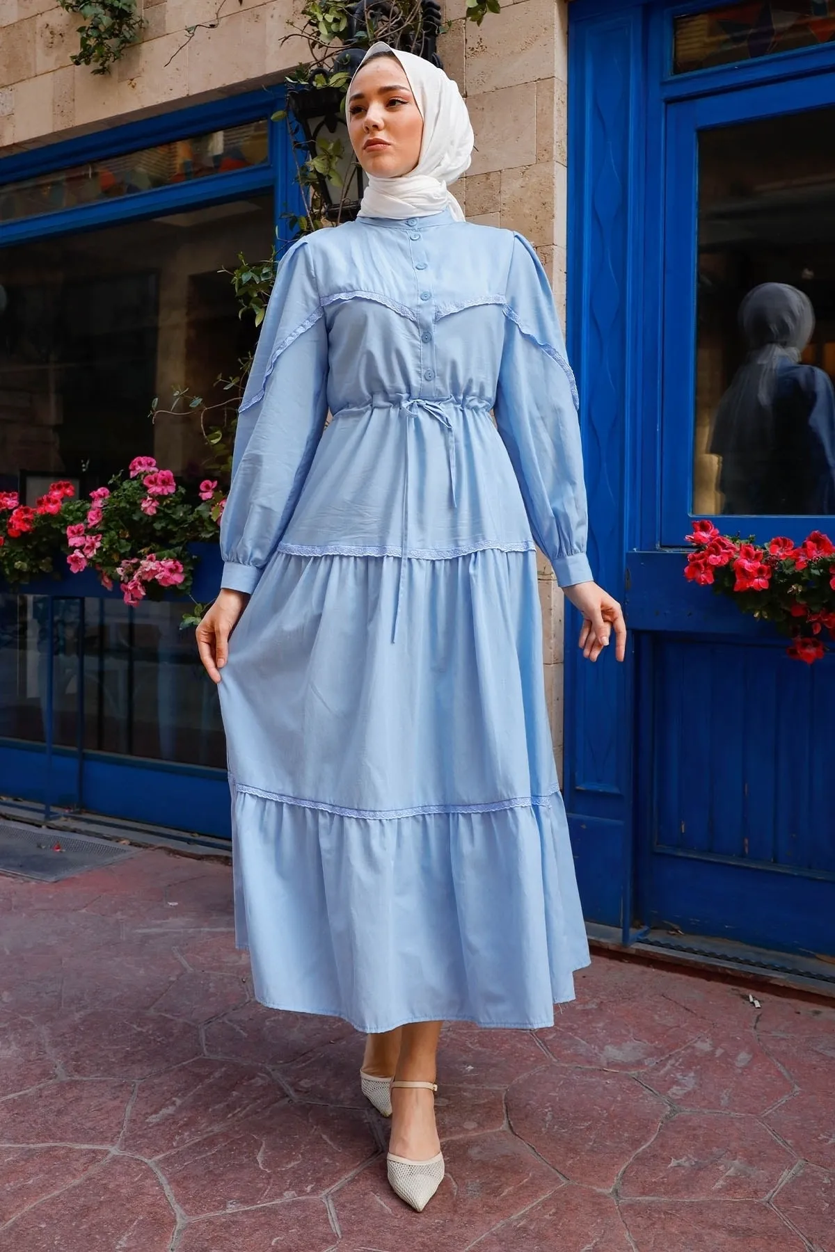 InStyle  Guipure-Detailliertes Hijab-Kleid mit Ballonärmeln – Babyblau