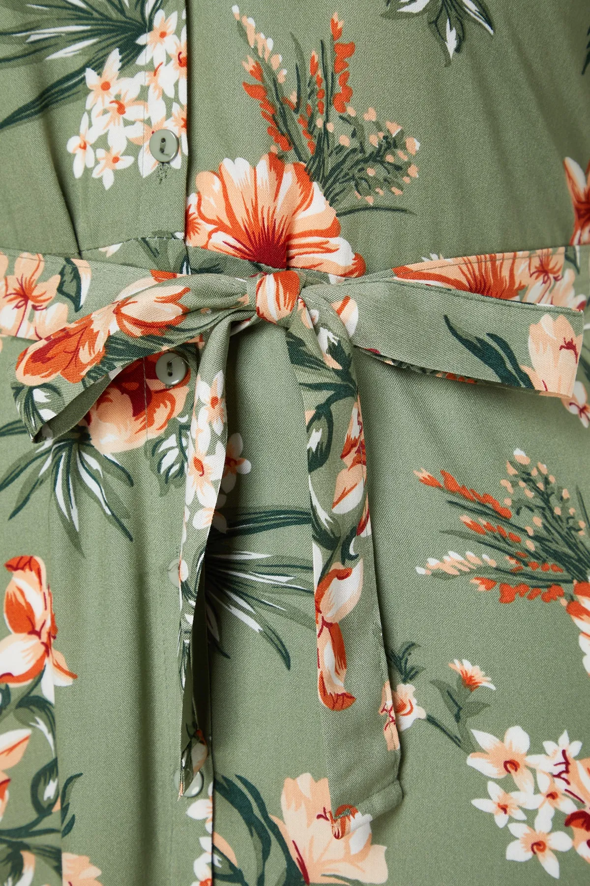 Trendyol Curve  Grünes Hemdblusenkleid mit gewebtem Blumenmuster und Schlitz TBBSS22EL1596