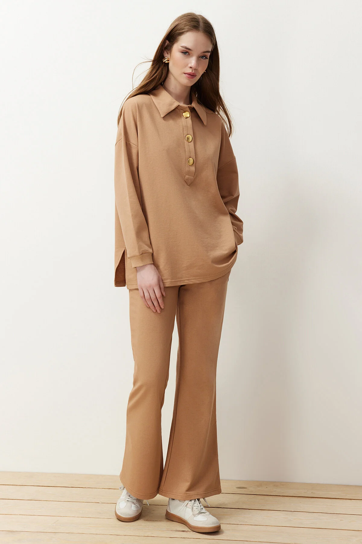 Trendyol Modest  Beiges Set aus Oberteil und Unterteil mit Polokragen und goldenen Knöpfen TCTSS24US00057