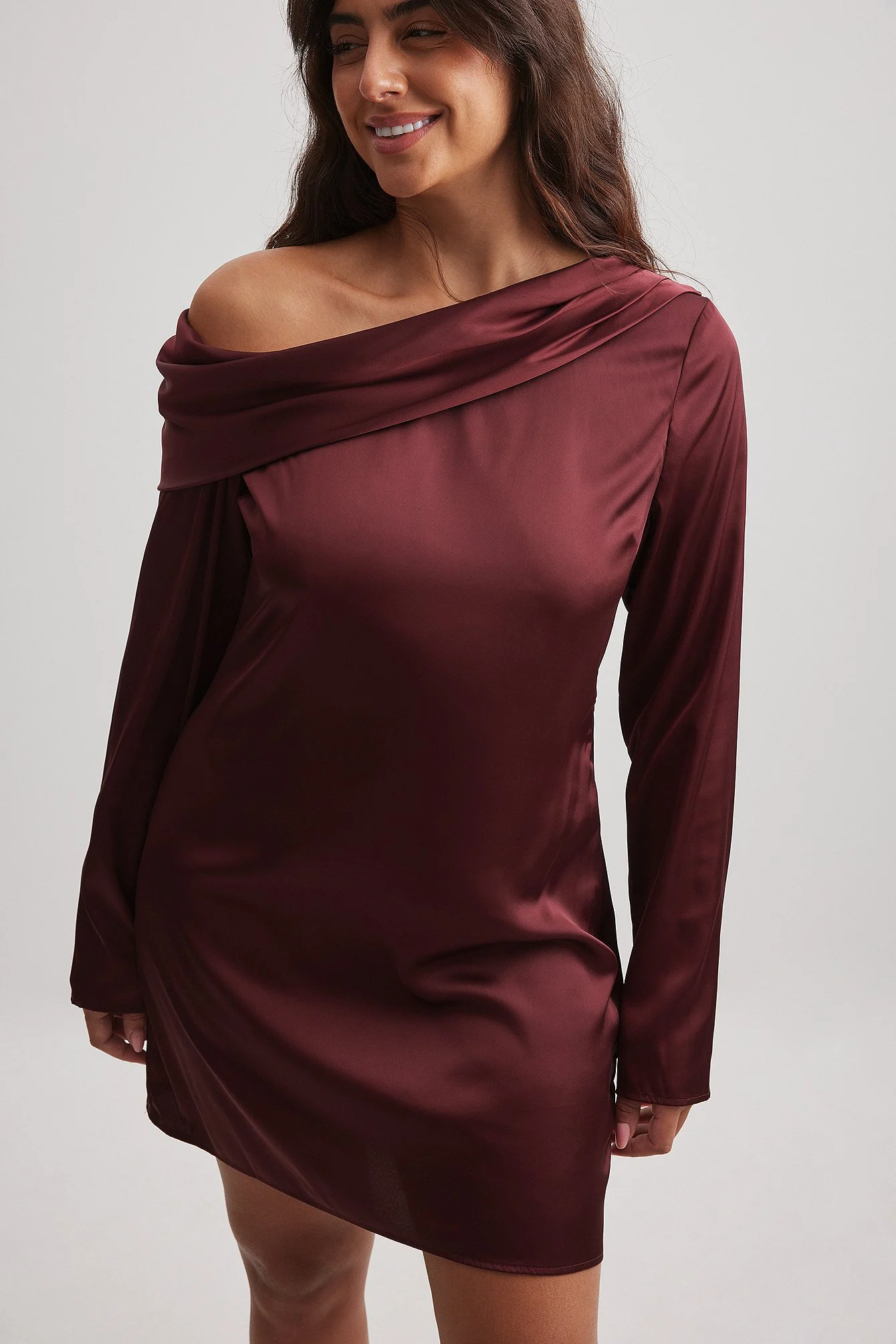 Einseitig schulterfreies Minikleid