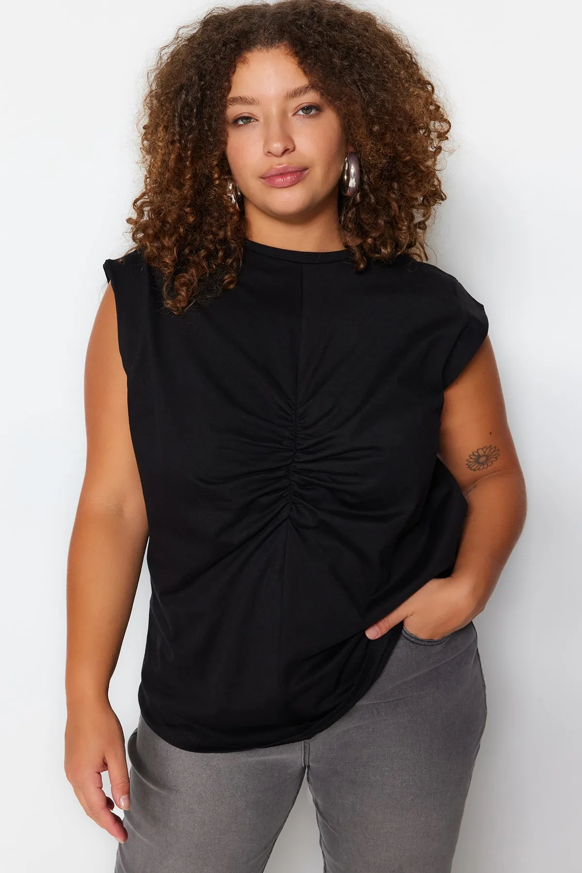 Trendyol Curve  Schwarze geraffte Strickbluse mit Rundhalsausschnitt vorne TBSSS23AF00042