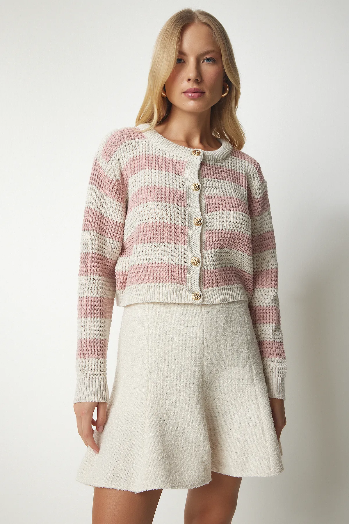 Happiness İstanbul  Kurzer Cardigan aus gewelltem Strick mit cremefarbenen Metallknöpfen für Damen, MW00129