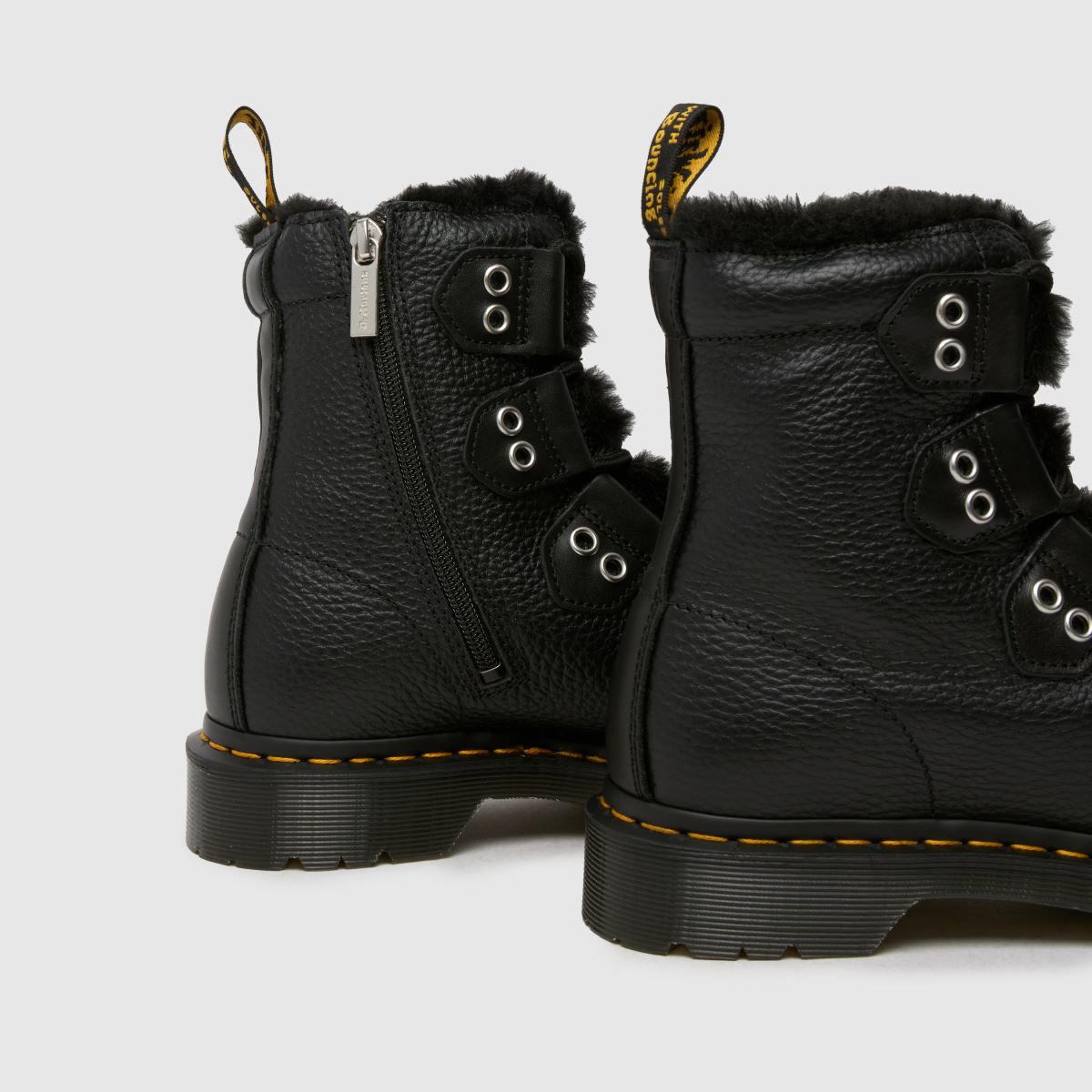 Dr Martens 1460 – Svarta pälsstövlar med snörning till tån