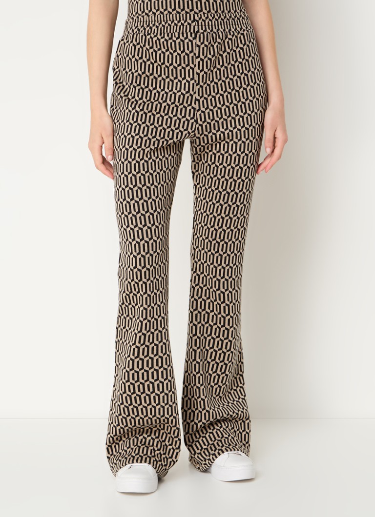 Pantaloni a zampa a vita alta color espresso con stampa grafica