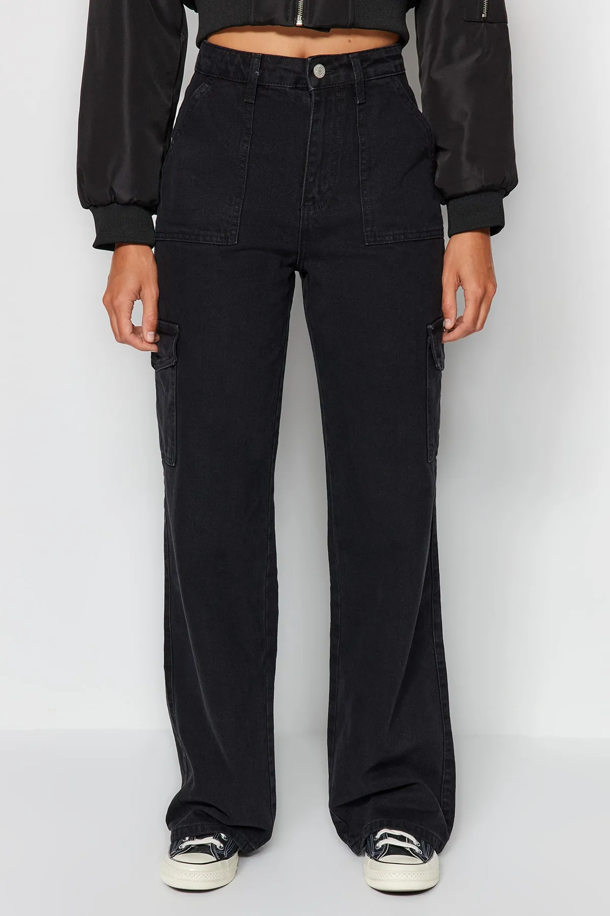 Trendyol Collection  Schwarze Jeans mit weitem Bein und hoher Taille und Cargotasche TWOAW22JE0392