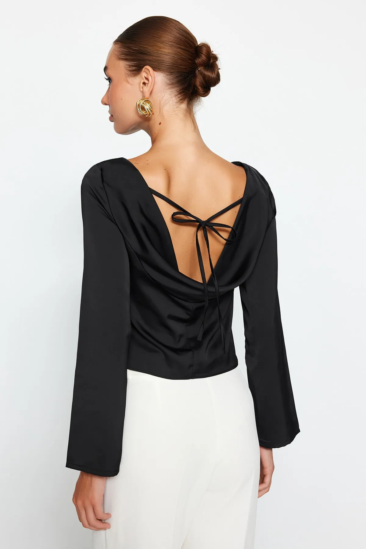 Trendyol Collection  Schwarze Bluse aus gewebtem Satin mit Rückendetails TWOAW24BZ00286