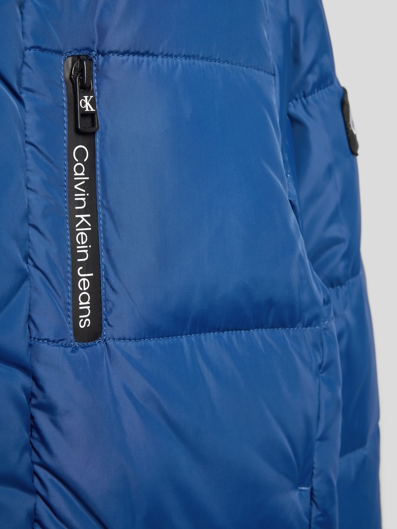 Steppjacke mit Label-Patch in dunkelblau