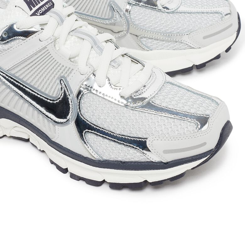 NIKE Wmns Zoom Vomero 5 