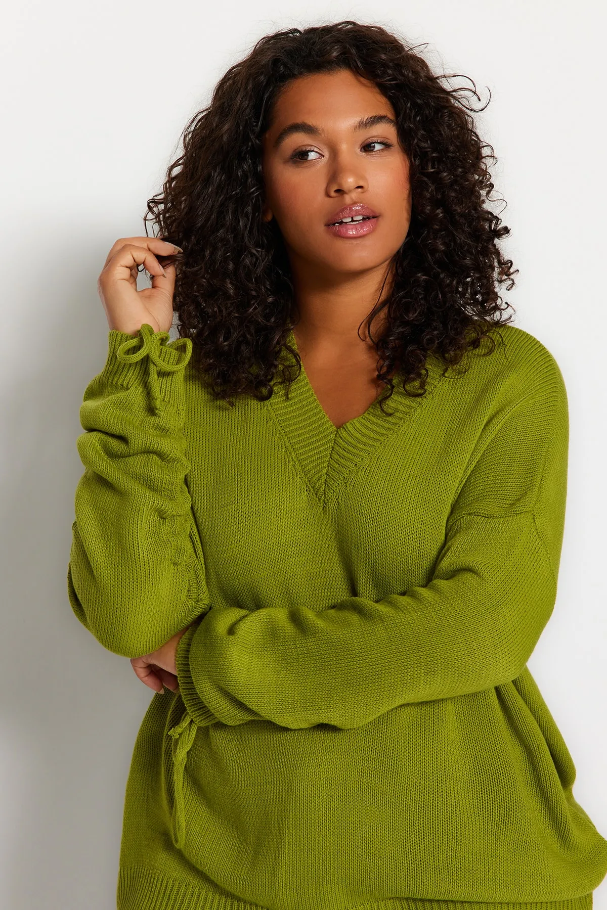 Trendyol Curve  Pistaziengrüner, geraffter Strickpullover mit V-Ausschnitt und Ärmeln TBBAW23AN00023
