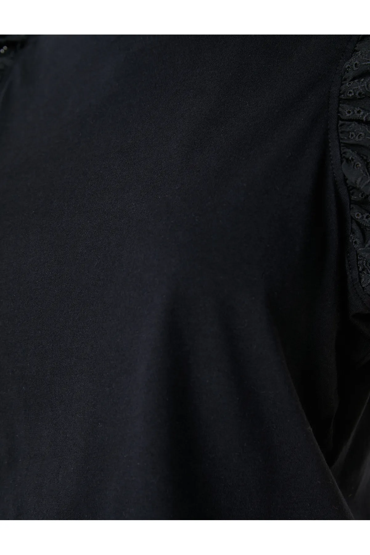 Koton  T-Shirt mit Rundhalsausschnitt und Brode-Detail an den Ärmeln