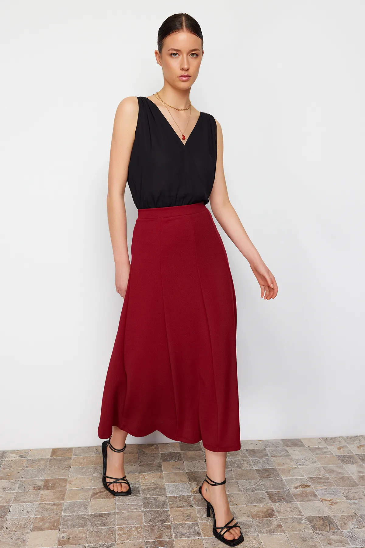 Trendyol Collection  Weinroter ausgestellter Maxi-Strickrock mit Stretch TWOSS24ET00156