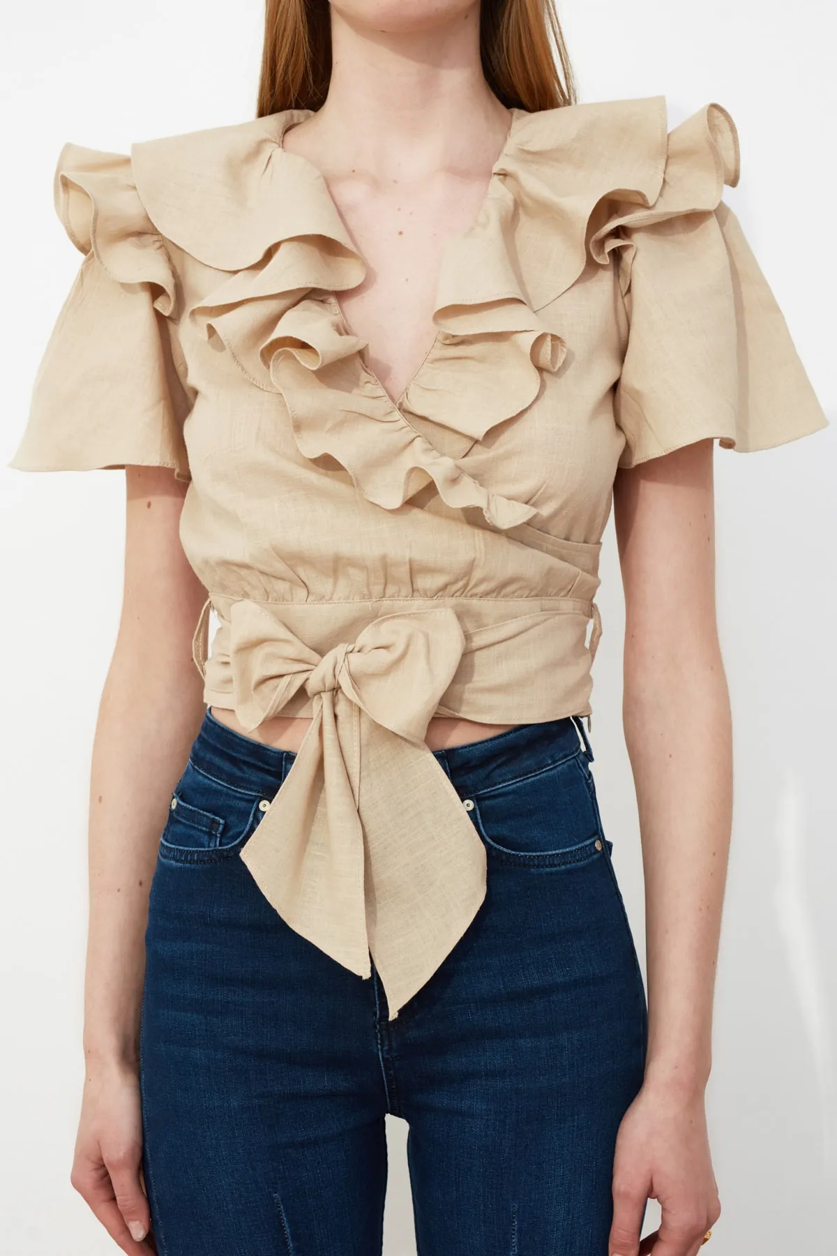 Trendyol Collection  Beigefarbene, gewebte Volantbluse mit Gürtel und detailliertem Detail TWOSS20BZ0351