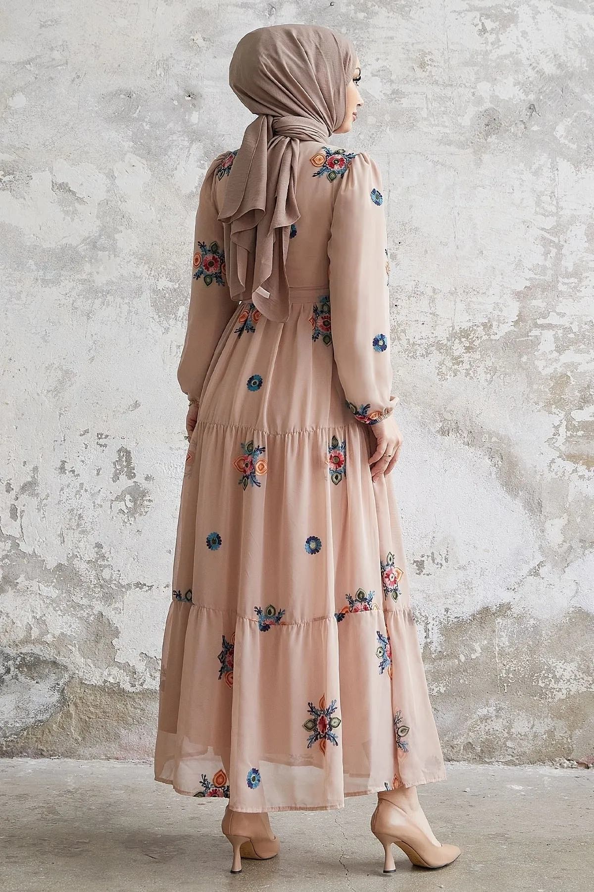 InStyle  Vanes Chiffonkleid mit Blumenstickerei – Beige