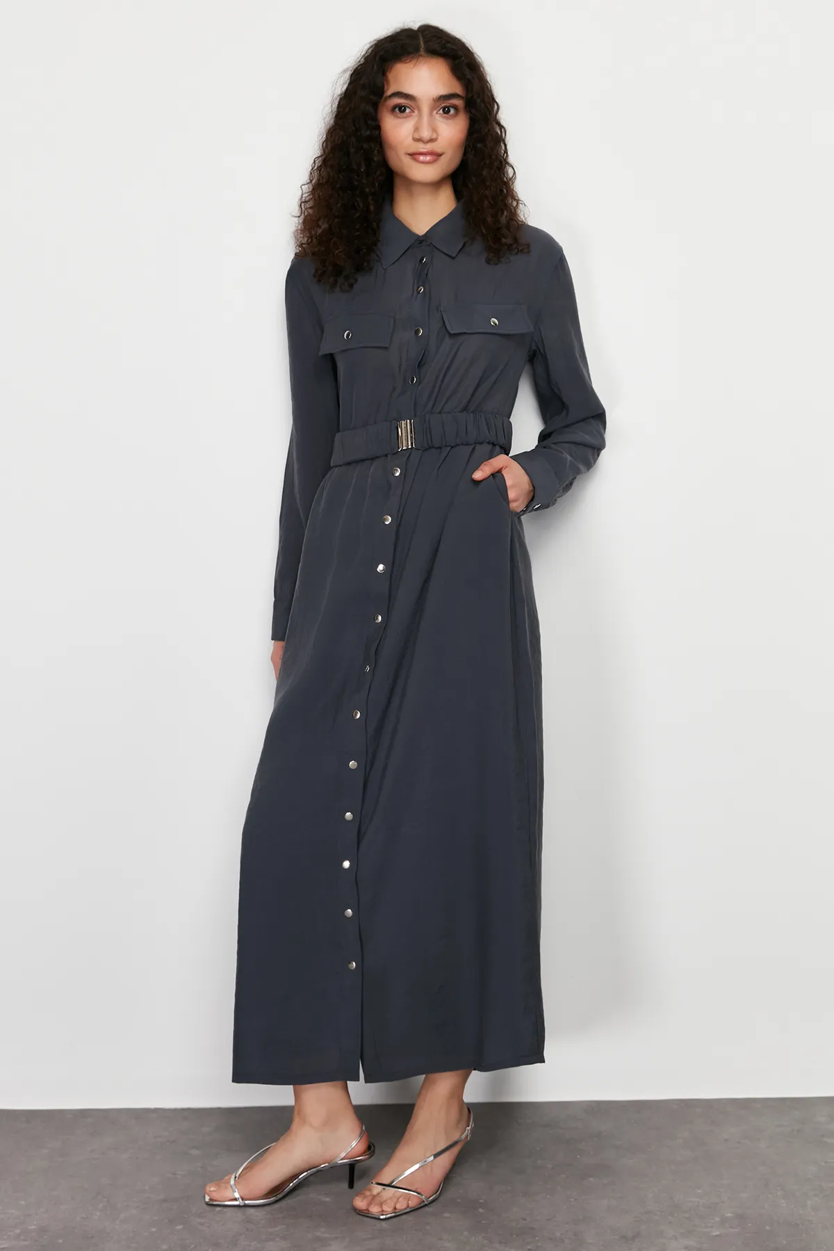 Trendyol Modest  Anthrazitfarbenes, schlicht gewebtes Hemdkleid TCTSS24EB00152