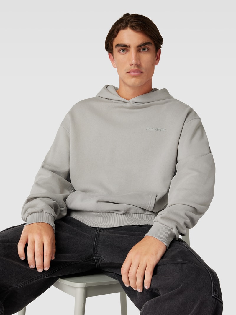 Hoodie mit Label-Print in mittelgrau