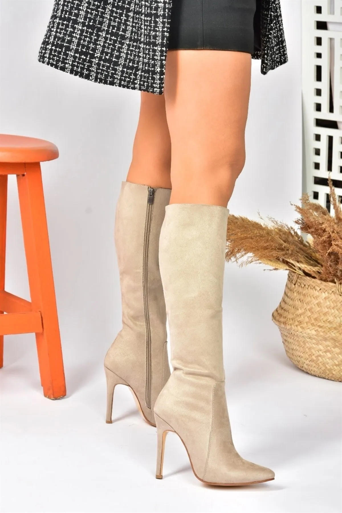 Fox Shoes  Beige Wildleder-Damenstiefel mit dünnem Absatz und spitzer Zehenpartie N372530102