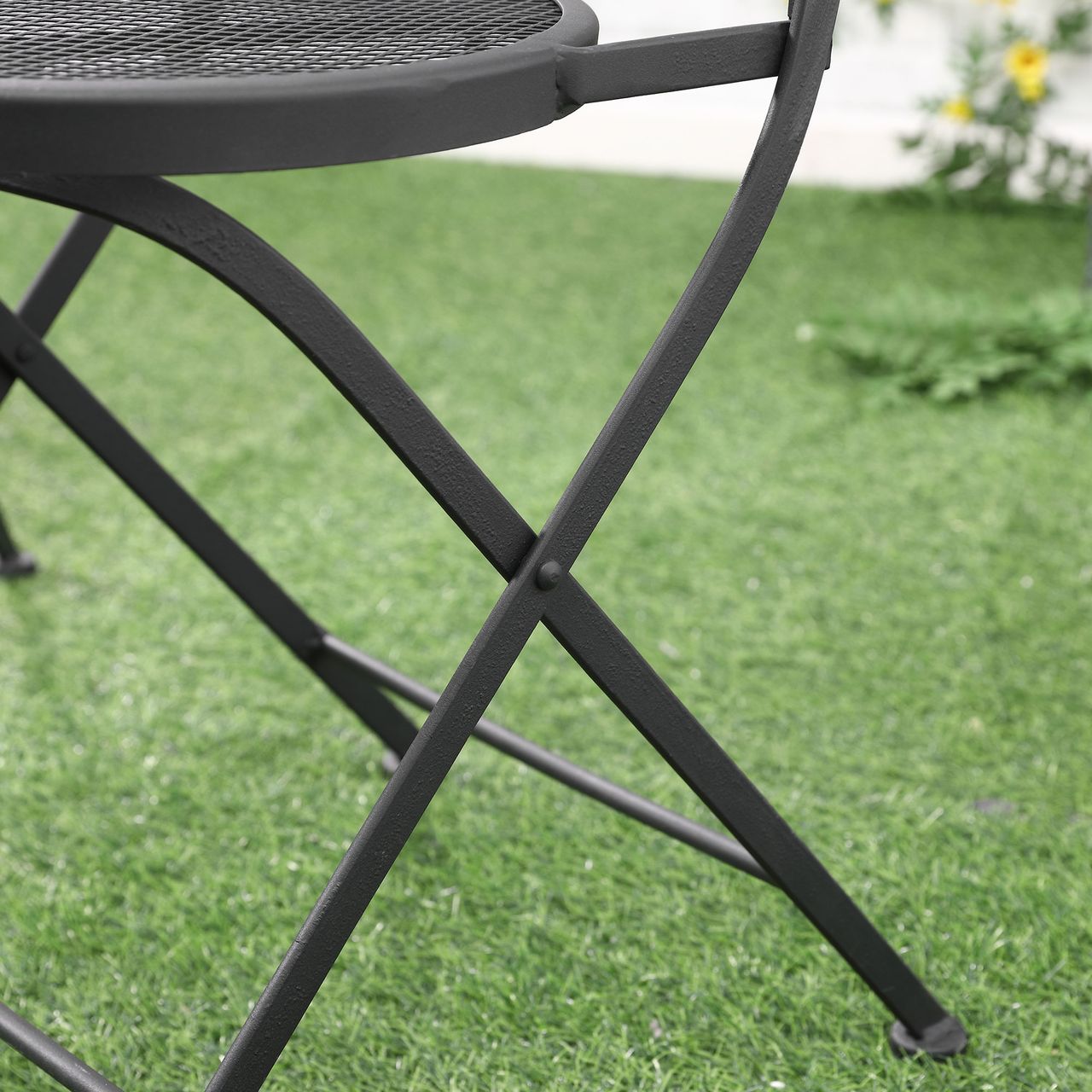 Outsunny Sitzgruppe 3-teilige Essgruppe Bistro-Set Gartenmöbel-Set Balkonmöbel Set 1 Tisch 2 Stühle mit Schirmloch Terrasse Metall Schwarz