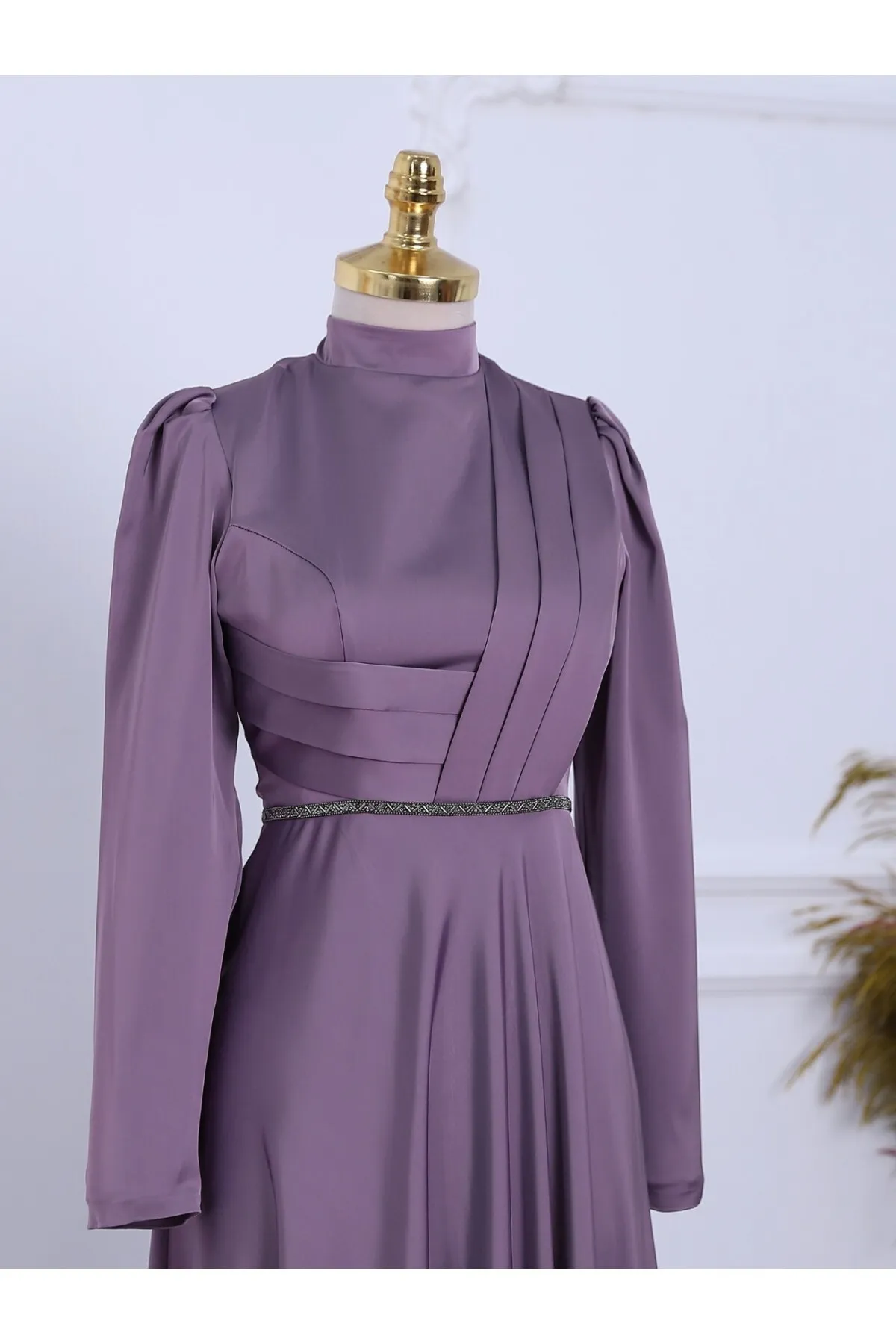 Modamorfo  Satin-Abendkleid mit drapierter Vorderseite und Perlendetail an der Taille