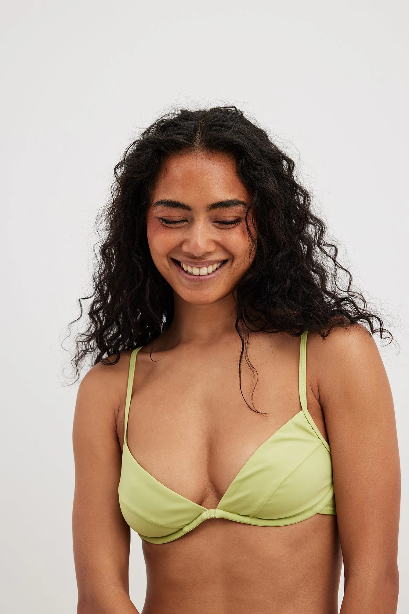 Bikini-Oberteil mit V-Form