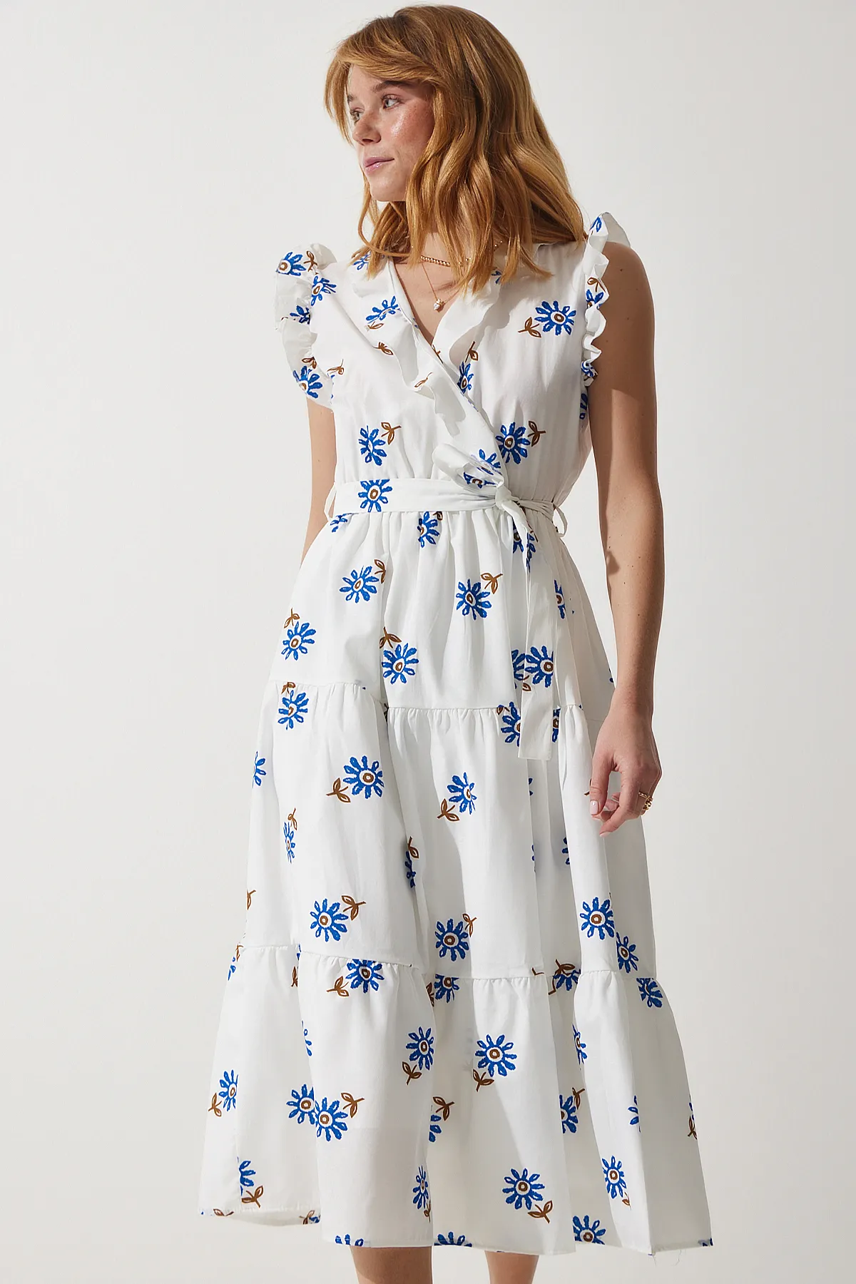 Happiness İstanbul  Weißes Sommerkleid für Damen mit Blumenmuster, Gürtel und Rüschendetail DK00165