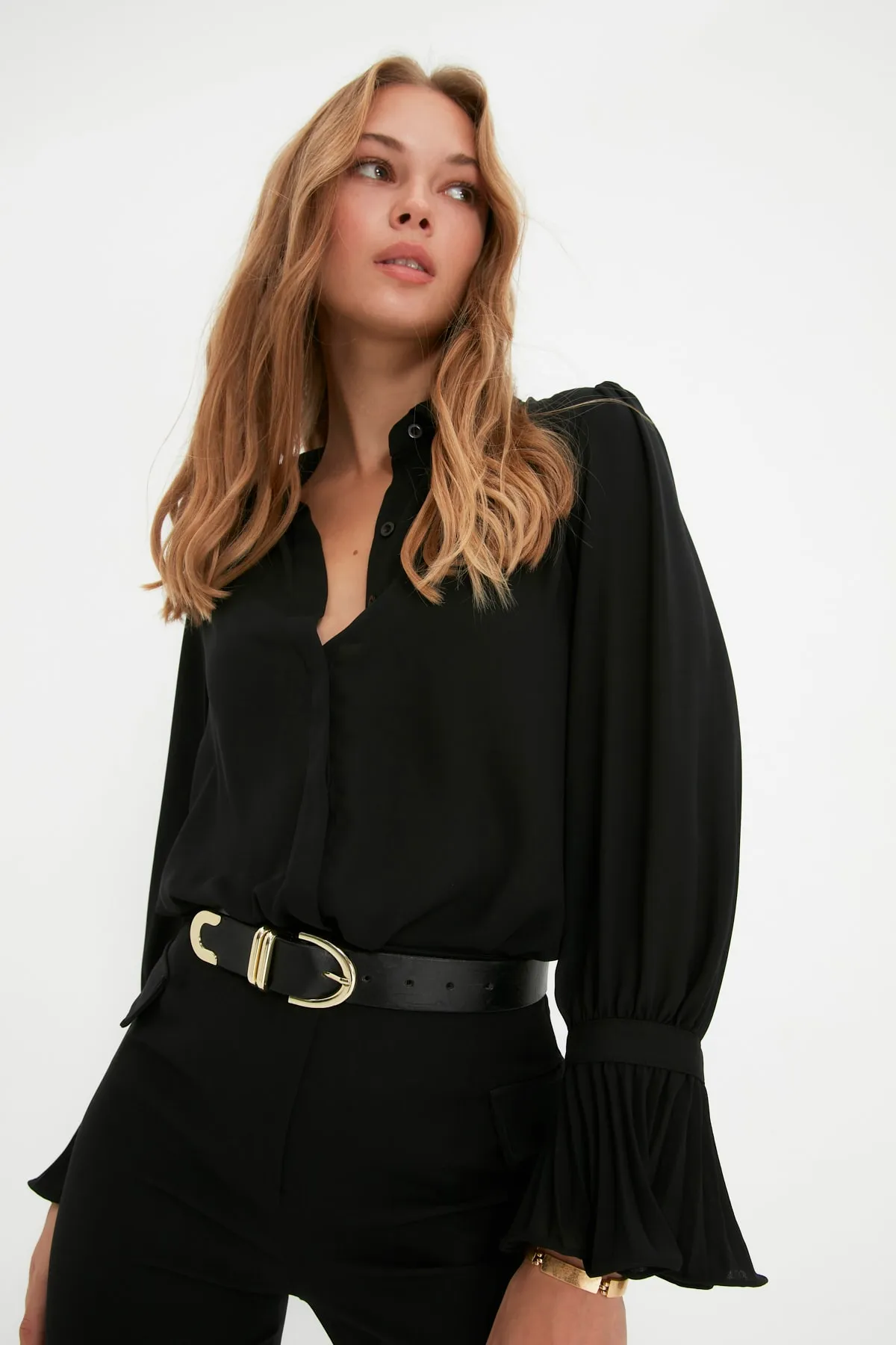 Trendyol Collection  Schwarzes gewebtes Hemd mit spanischen Ärmeln - Regular Fit TWOAW22GO0487