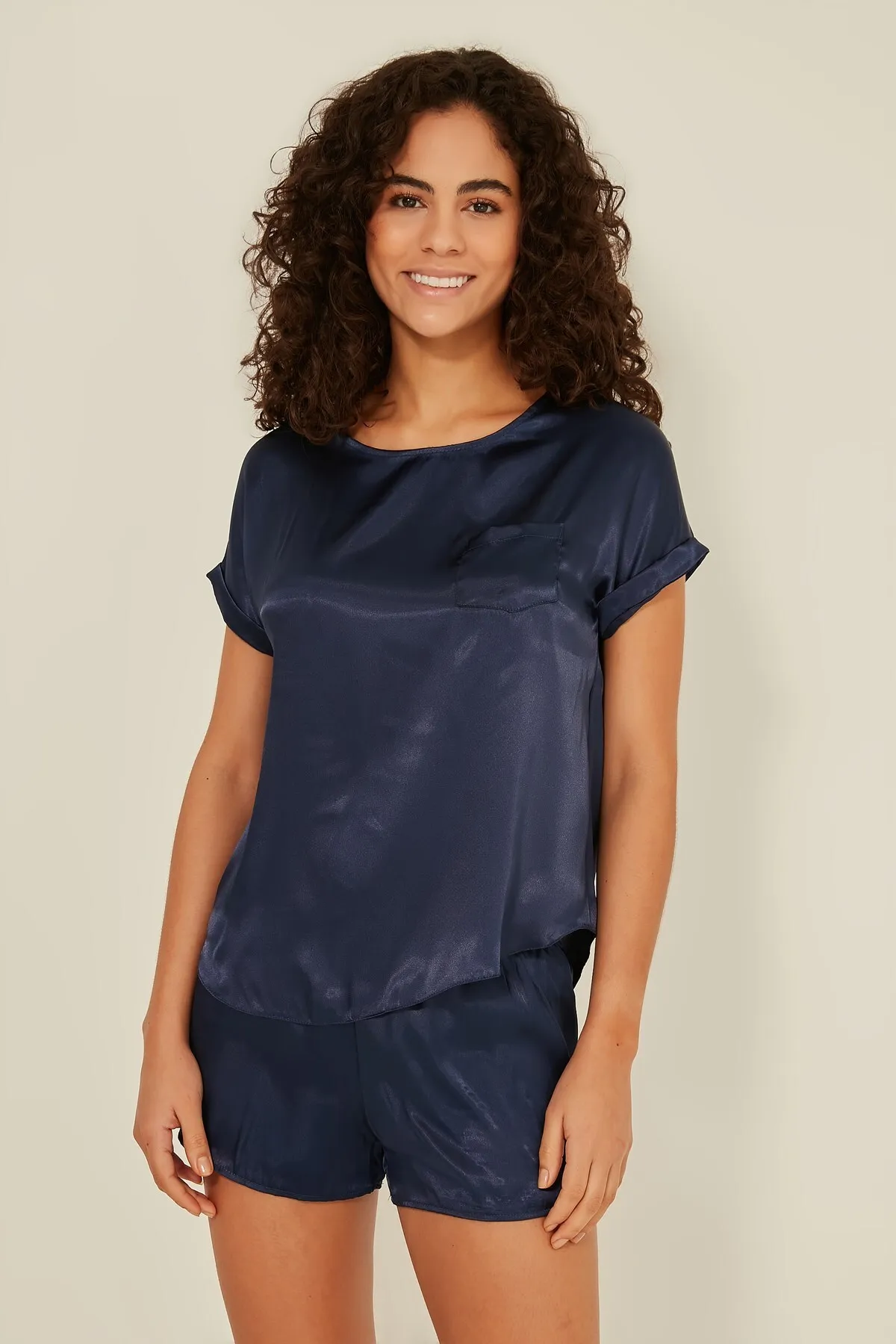 C&City  080 Damen-T-Shirt-Shorts-Set aus Satin in Marineblau