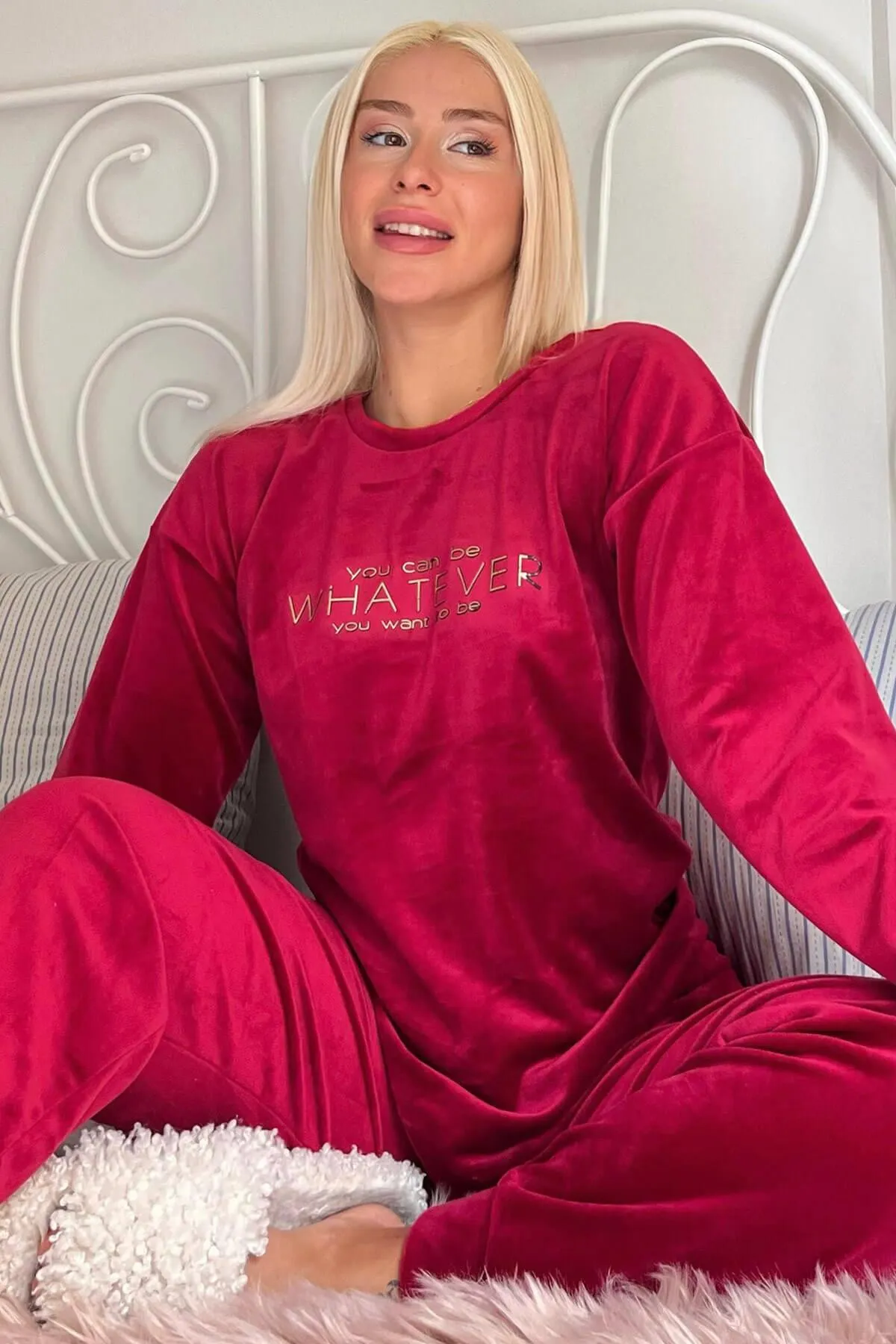 Pijamaevi  Exklusives Damen-Pyjama-Set aus Samt mit „Whatever Pattern“-Muster in Rot