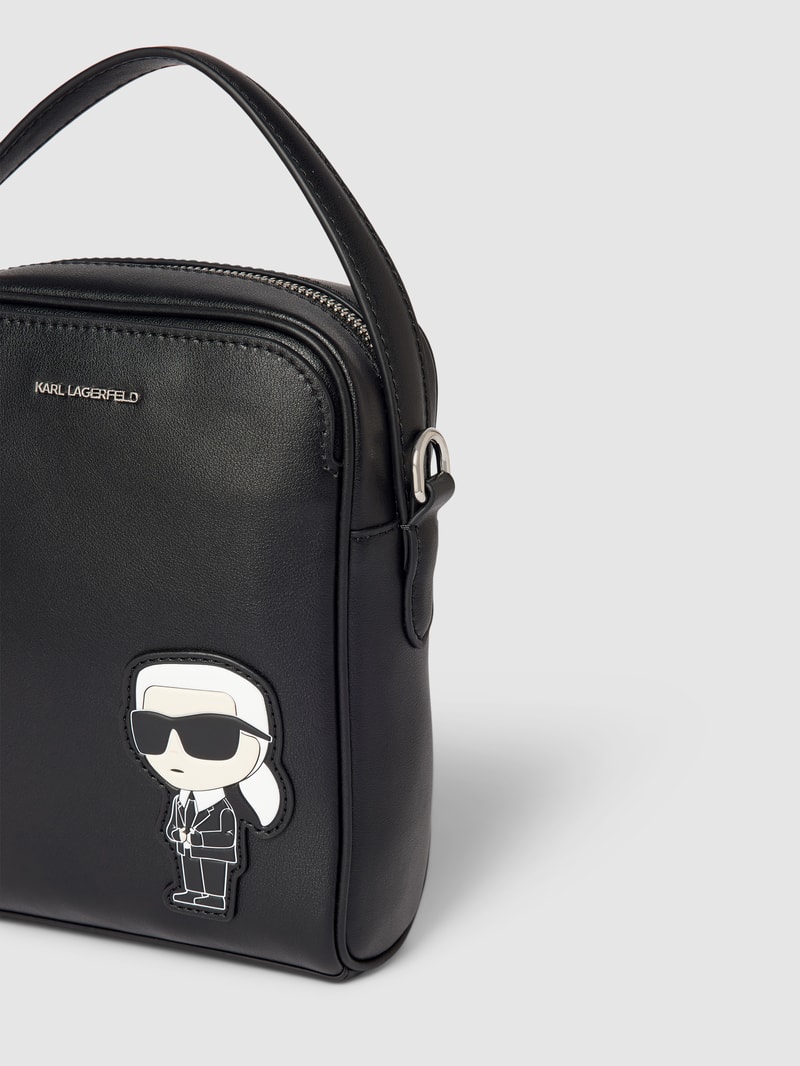 Umhängetasche mit Label-Applikation in schwarz