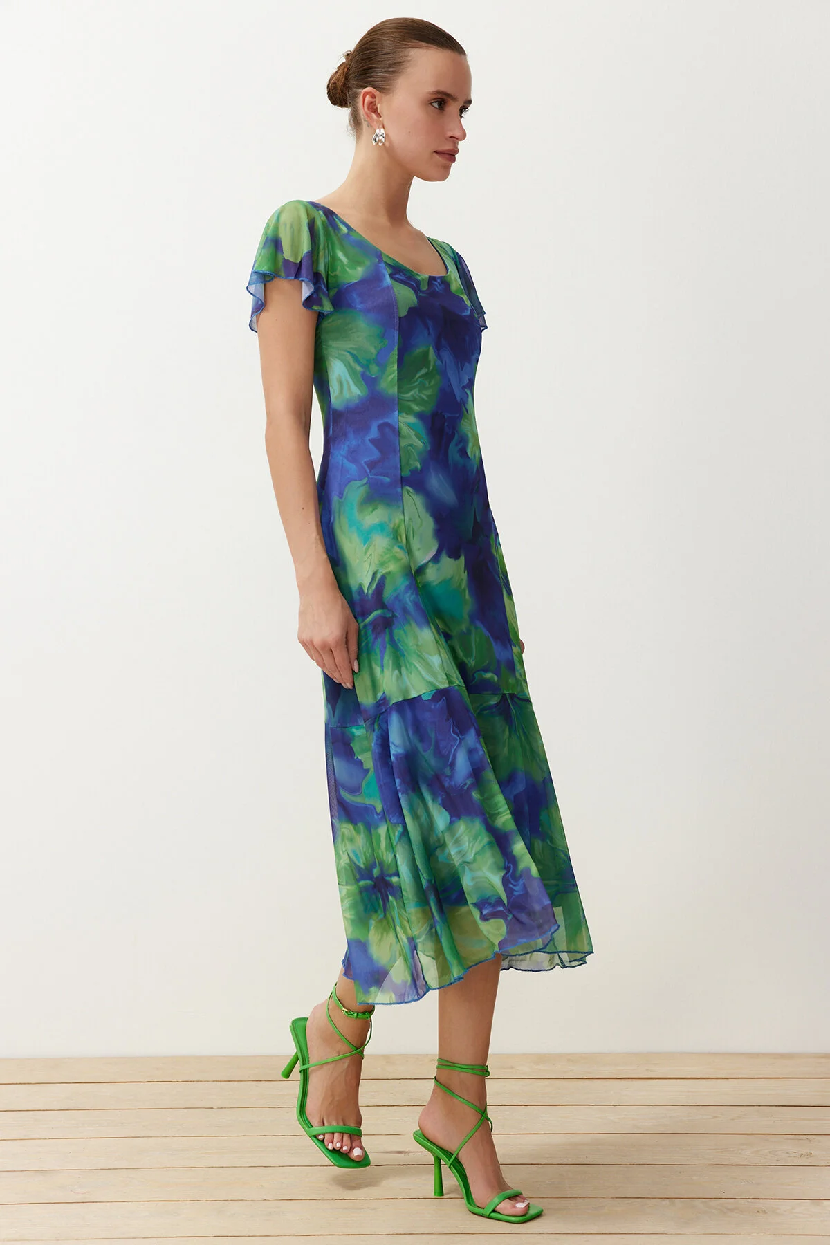 Trendyol Collection  Blaues florales Midi-Strickkleid mit quadratischem Kragen in A-Linie/Glockenform TWOSS24EL00876
