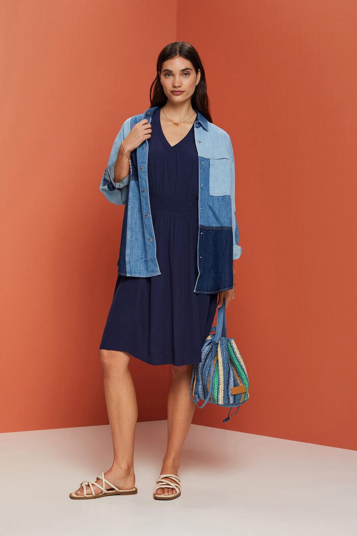A-Linien-Kleid mit gesmokter Taille