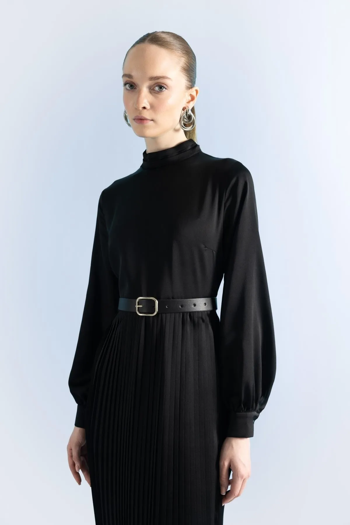 DeFacto  Langärmliges Kleid aus Satin mit plissiertem Hemdkragen und langen Ärmeln