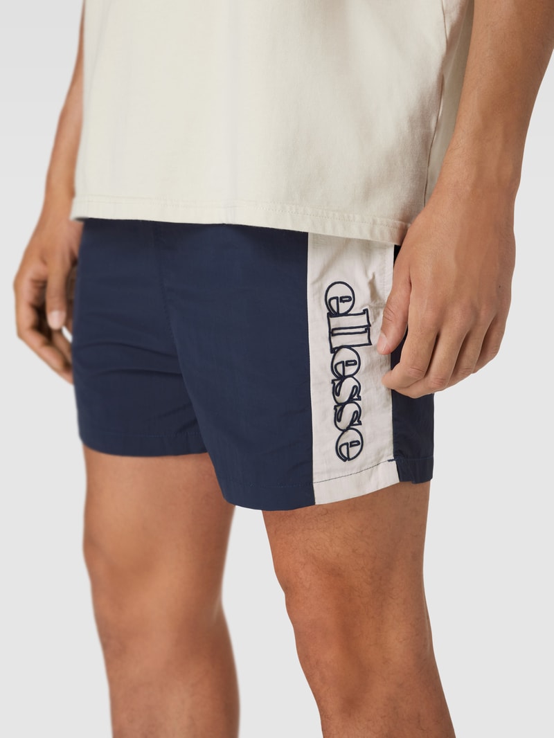 Shorts mit seitlichen Eingrifftaschen in marineblau