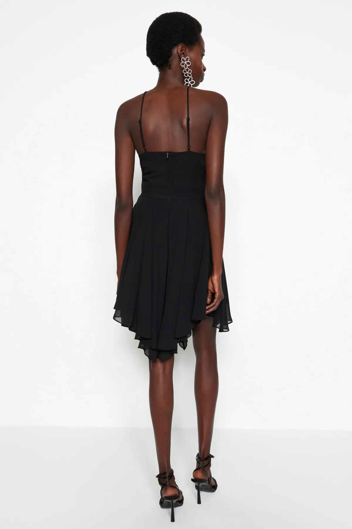 Trendyol Collection  Schwarzes Abendkleid mit Taillenöffnung/Skater-Futter und geripptem Volant aus Chiffon TPRSS23EL00229