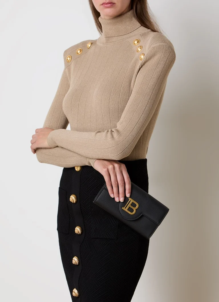 Clutch Balmain B-Buzz em pele de vitelo com alça de ombro removível.
