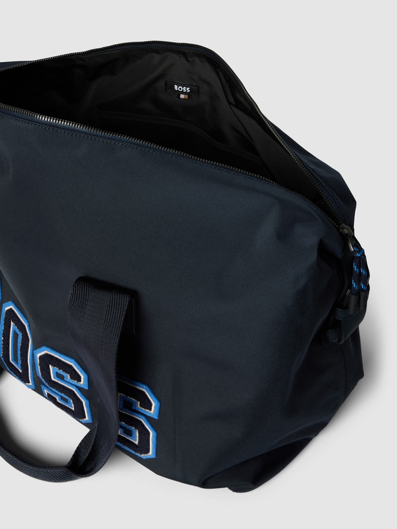 Sporttasche mit Label-Detail in Teddyfell-Optik Modell 'Catch' in marineblau